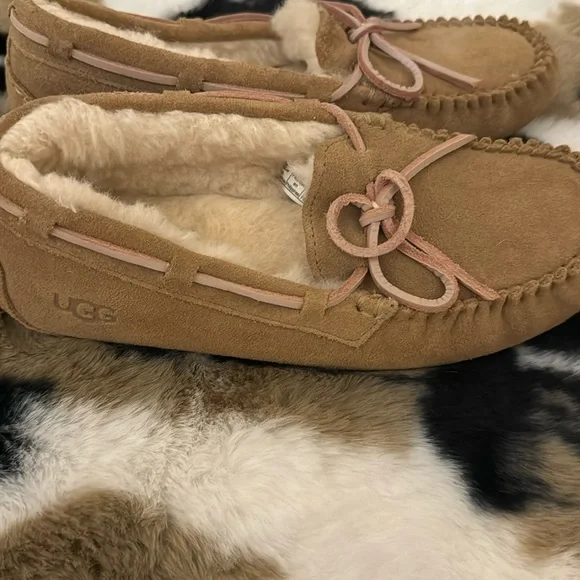 Ugg moccasins - Picture 1 of 3